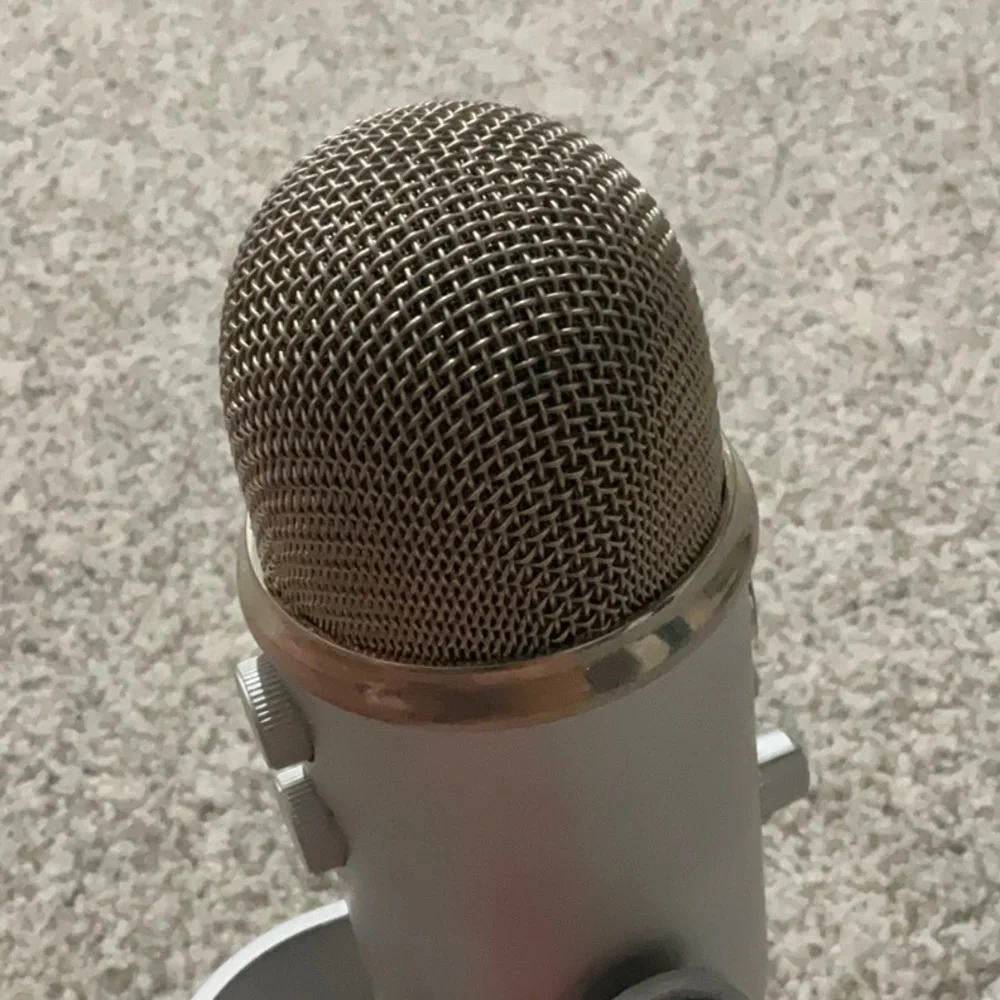 BLUE YETI SILVER MICROPHONE!! EUC CORD AND PHONE ADAPTER INCLUDED!